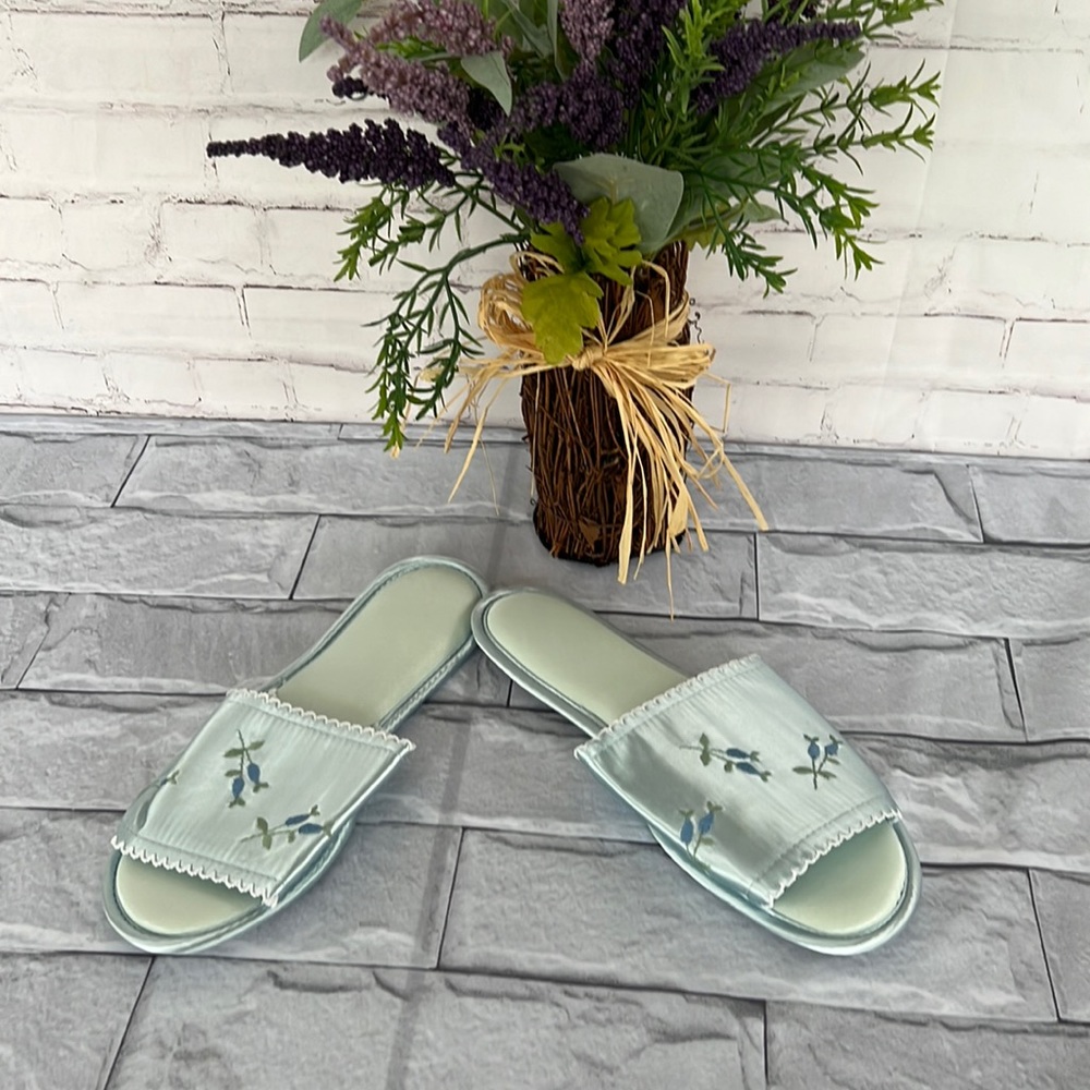 Vintage Blue satin embroidery slippers size 9.5-10.5